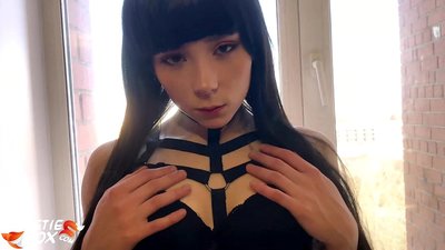 హాట్ బ్రూనెట్ డబ్బు కోసం లోతుగా మరియు సున్నితంగా ఇబ్బంది పడుతోంది